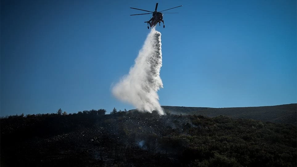 Συνεχίζεται ο πύρινος εφιάλτης – Καίνε ακόμα οι φωτιές σε Ελαφόνησο και Μαραθώνα